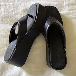 ALOHAS Black Platform Thong Sandals